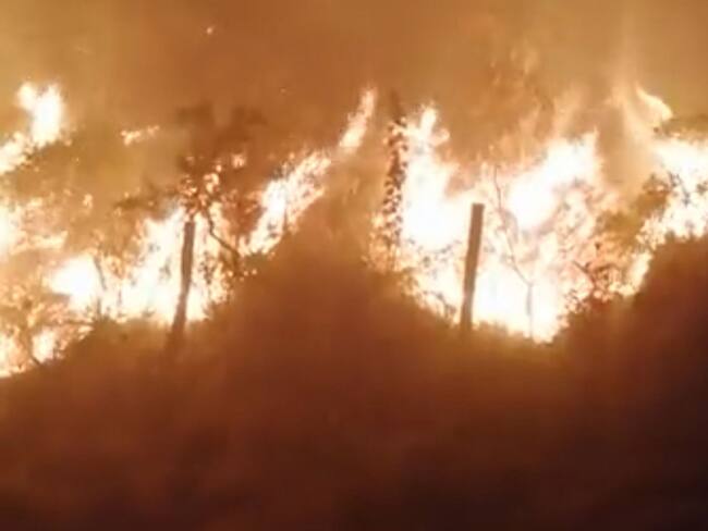 Bomberos de Iza, Nobsa y Firavitoba apoyan la emergencia. Foto: Sumimistrada.