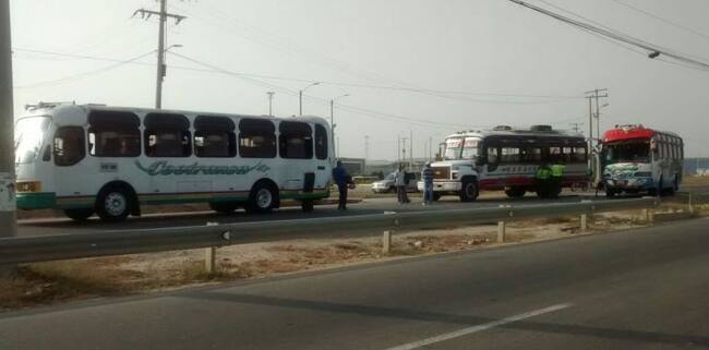 El triple choque de buses de transporte interdepartamental deja un herido de gravedad según el reporte preliminar, quien sería el ayudante de uno de los buses involucrados en el hecho.