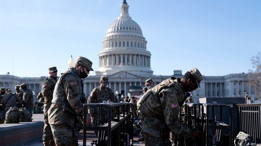 Guardia Nacional duerme en el Capitolio de Estados Unidos. Foto: Reynolds/Getty Images