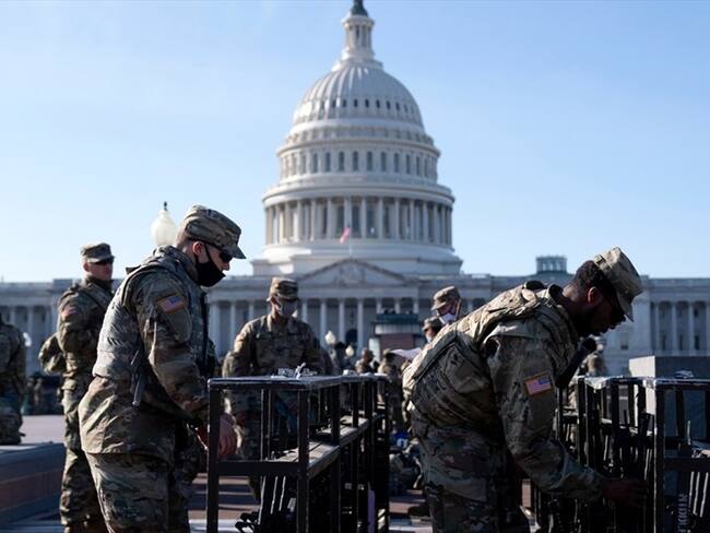 Guardia Nacional duerme en el Capitolio de Estados Unidos. Foto: Reynolds/Getty Images