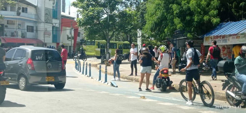 Encapuchados se tomaron la UIS y retuvieron un bus del Metrolínea / FOTO: Cortesía UIS