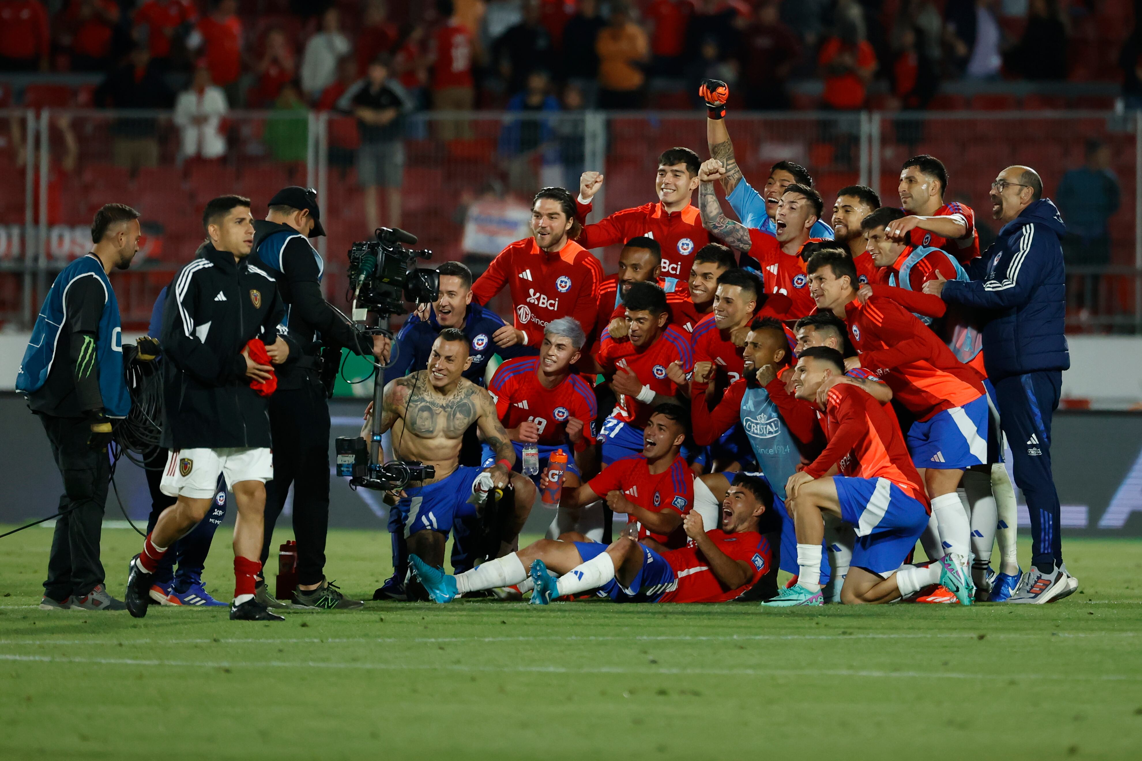 Jugadores de Chile celebran al final este martes, de un partido de las eliminatorias sudamericanas para el Mundial de 2026 entre Chile y Venezuela, en el estadio Nacional en Santiago (Chile). EFE/ Elvis González