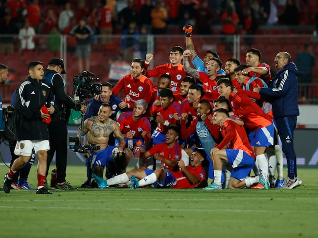Jugadores de Chile celebran al final este martes, de un partido de las eliminatorias sudamericanas para el Mundial de 2026 entre Chile y Venezuela, en el estadio Nacional en Santiago (Chile). EFE/ Elvis González