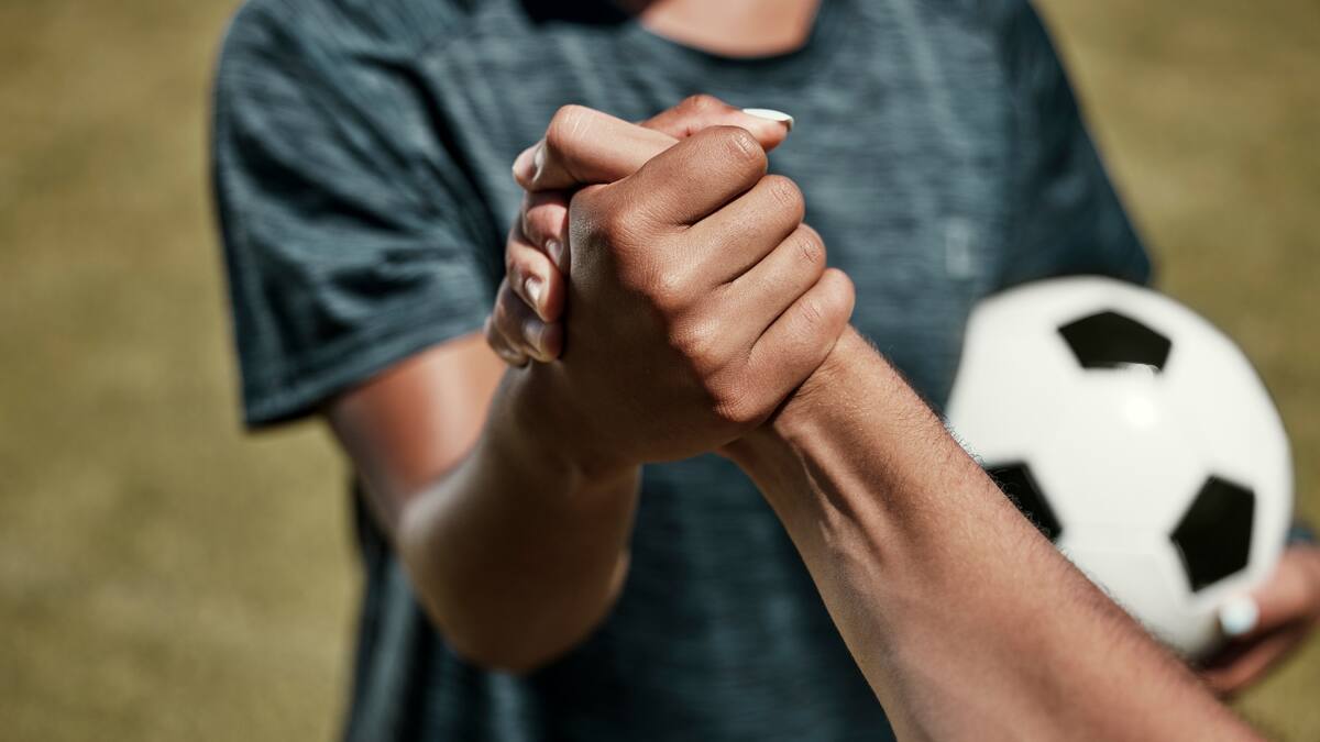 En una sociedad racista no vale con no serlo, hay que ser antirracista: líder de Makakooo