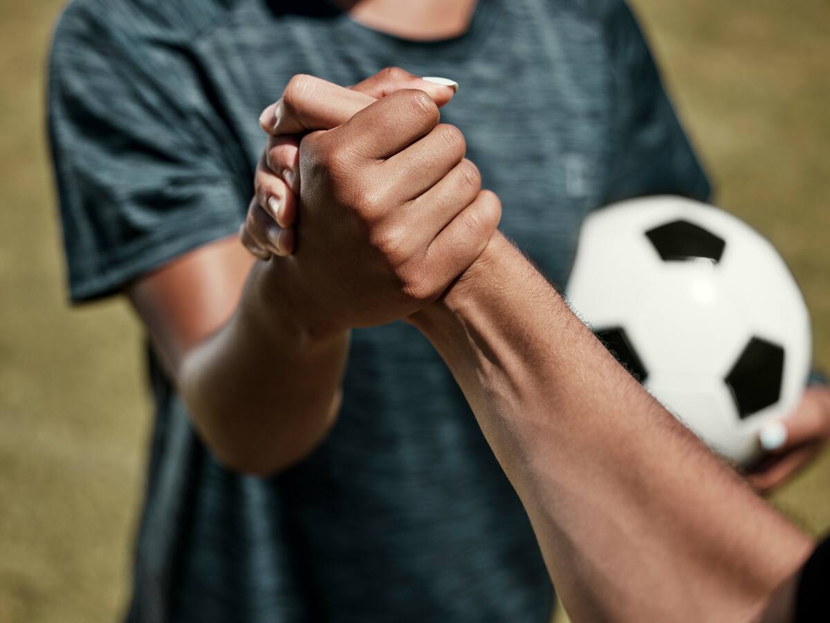 En una sociedad racista no vale con no serlo, hay que ser antirracista: líder de Makakooo