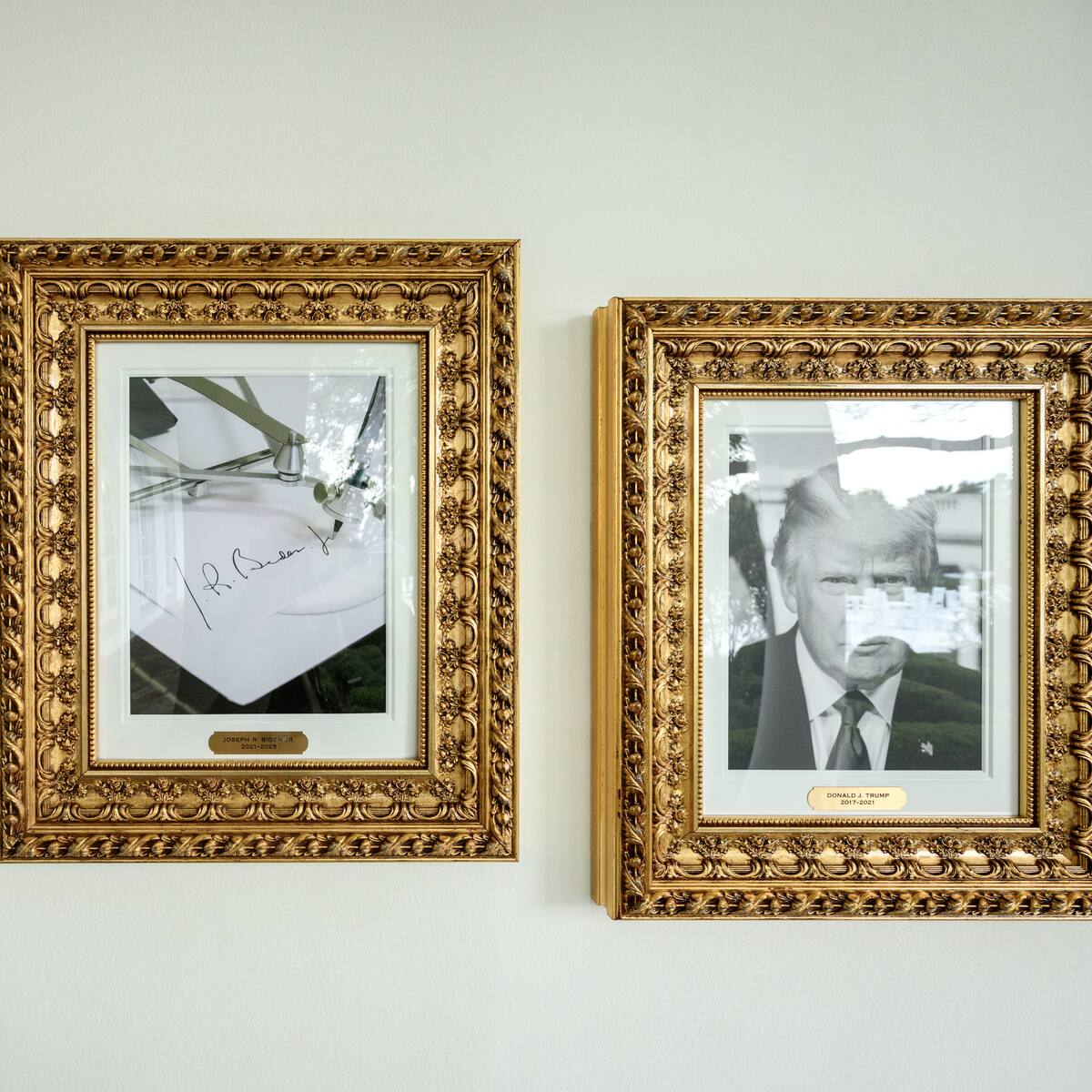 Trump reemplazó foto de Biden por una de una máquina de firmar automática en la Casa Blanca