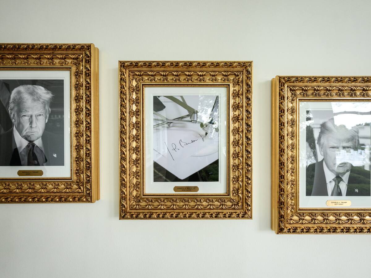 Trump reemplazó foto de Biden por una de una máquina de firmar automática en la Casa Blanca