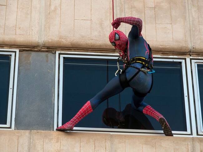 Spider Man de visita en Hospital Materno Infantil de Málaga, España. Foto: Getty Images