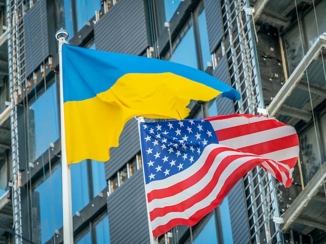 Ucrania y Estados Unidos, banderas | Foto: GettyImages