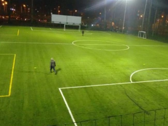 Cancha sintética del Bosque San Carlos. Foto: Twitter/@EnriquePenalosa.