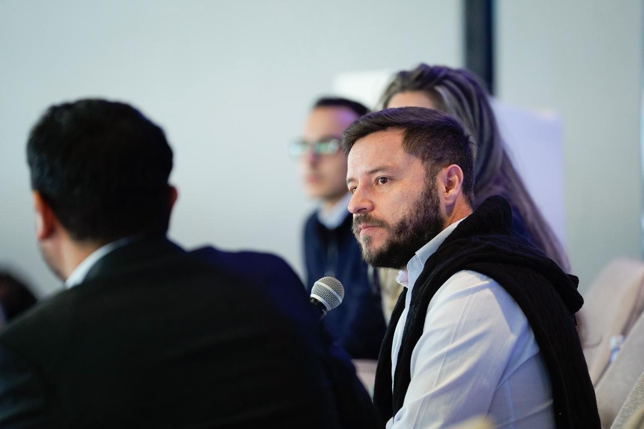 “En la mayoría de escenarios de emprendimiento, lo que menos se espera es el dinero. Este solo se vuelve el recurso con el que se hace la solución”, Sebastián Alba. | Foto: W Radio