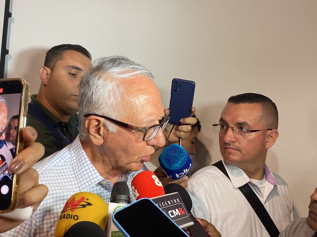 Ministro de Salud expone sus reparos a quienes se oponen a la reforma