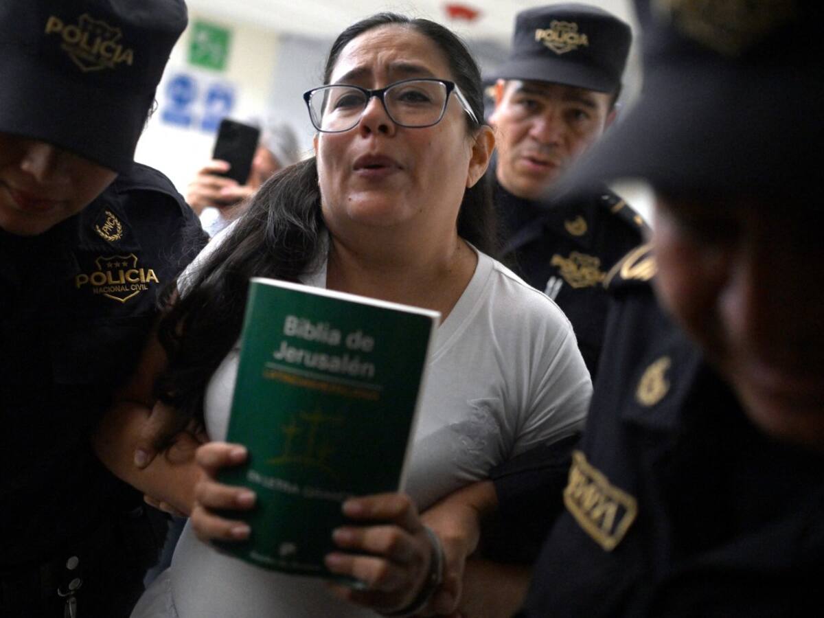 Defensora de derechos humanos procesada en El Salvador pidió un “juicio público”