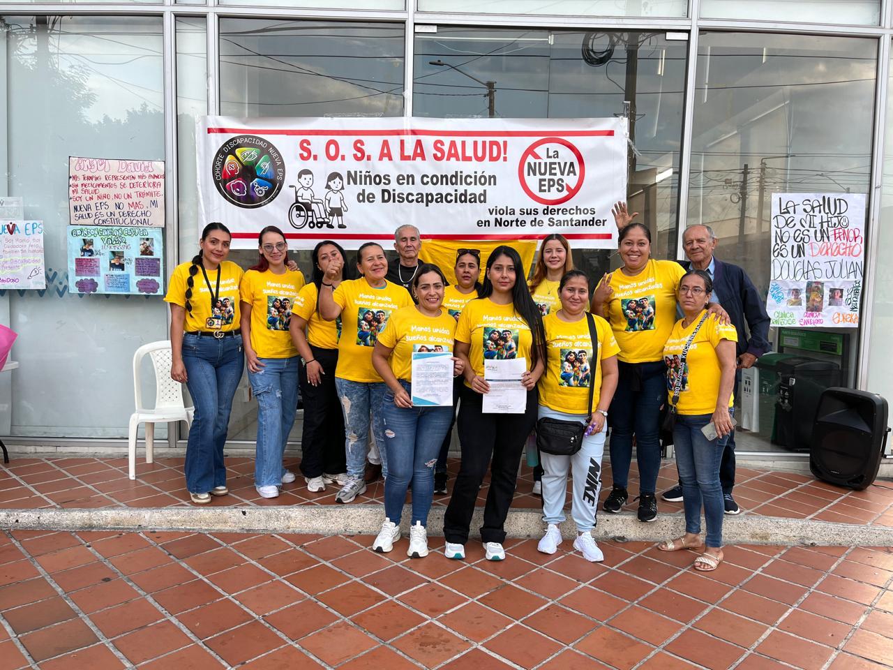 Madres de niños en condición de discapacidad adelantan plantón en las sedes de la Nueva EPS. / Foto; Cortesía.