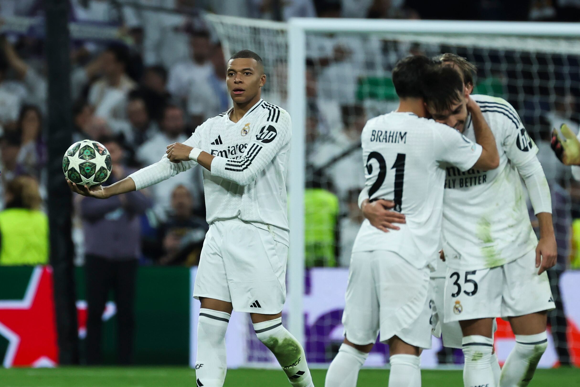 MADRID, 19/02/2025.- El delantero francés del Real Madrid, Kylian Mbappé (i), a la finalización del encuentro correspondiente a los play off de la Liga de Campeones que han disputado hoy miércoles Real Madrid y Manchester City en el estadio Santiago Bernabéu, en Madrid. EFE/ Kiko Huesca