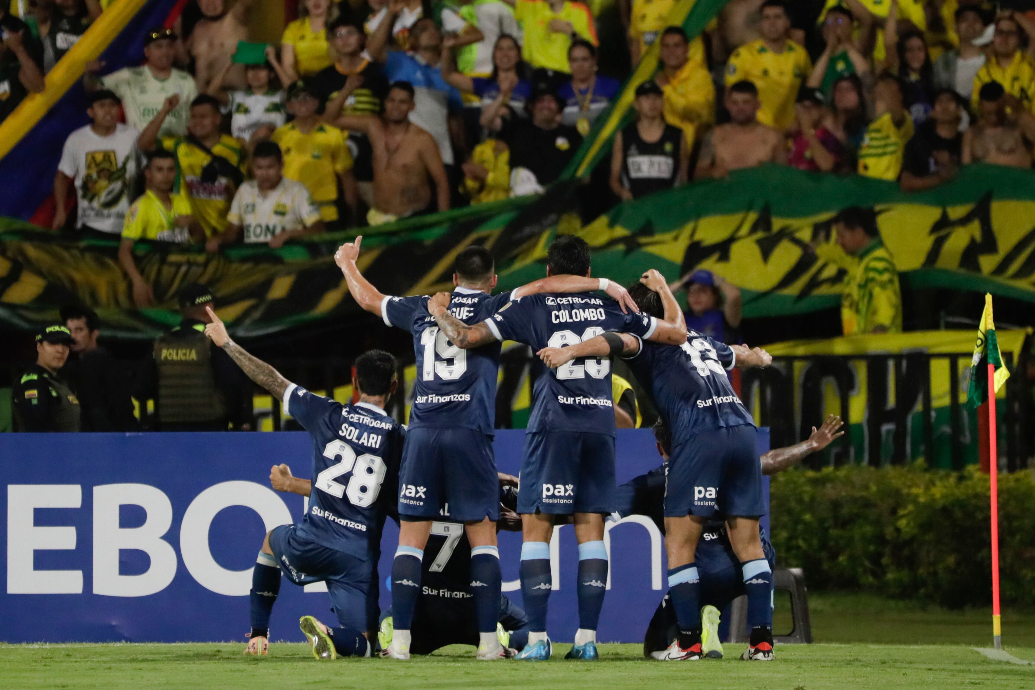 Jugadores de Racing celebran un gol ante Atlético Bucaramanga por la fase de grupos de la Copa Libertadores. FOTO: EFE/ Carlos Ortega