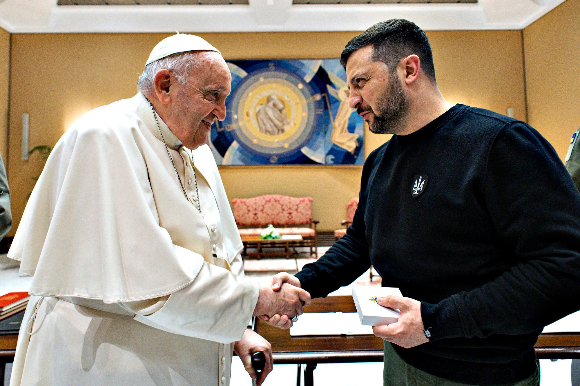 Papa Francisco y Volodimir Zelenski. (Photo by Vatican Media Vatican Pool/Getty Images)