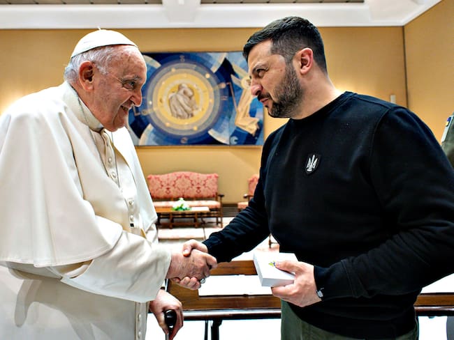 Papa Francisco y Volodimir Zelenski. (Photo by Vatican Media Vatican Pool/Getty Images)