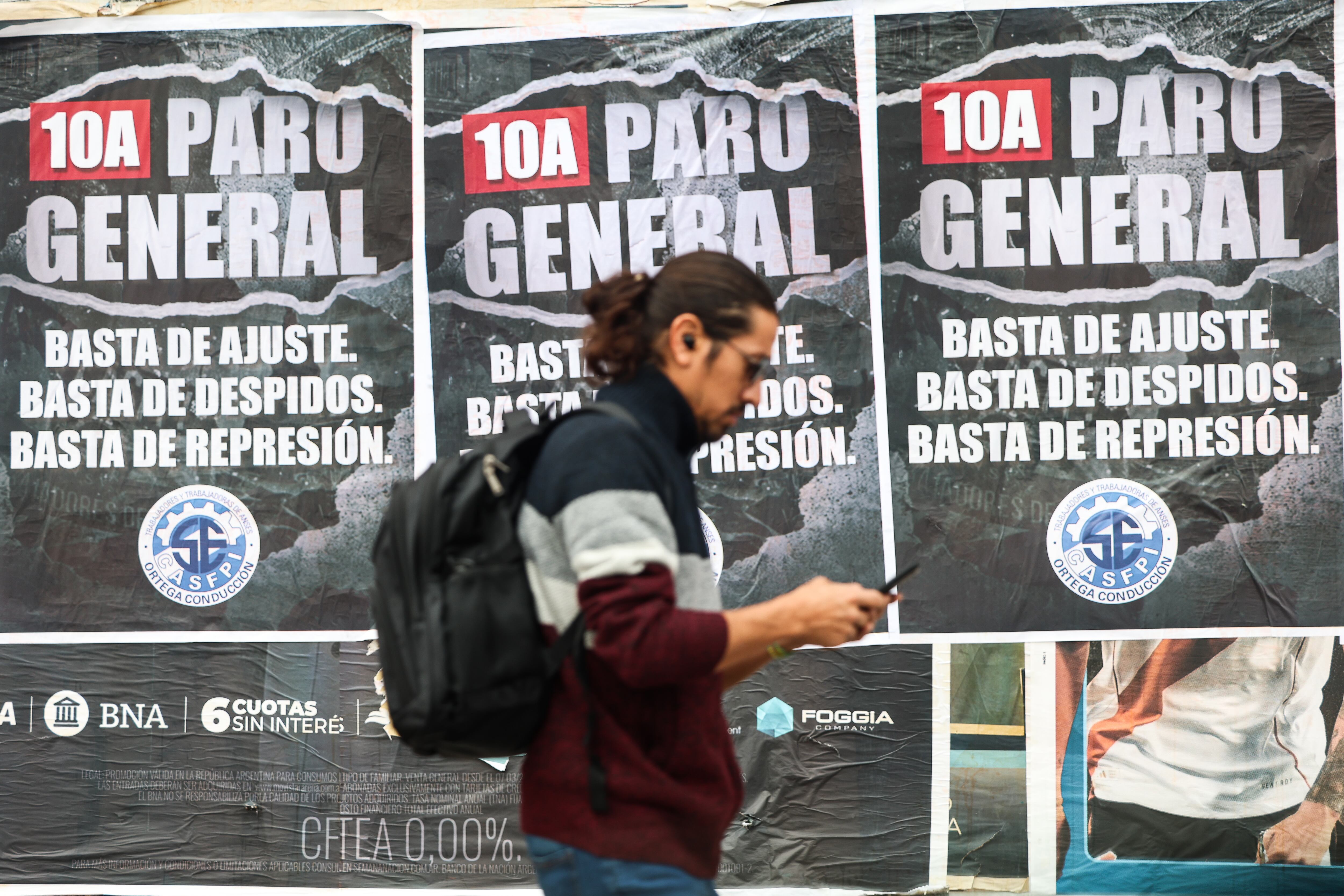 Carteles que anuncian el paro nacional en la ciudad de Buenos Aires (Argentina). FOTO: EFE/ Juan Ignacio Roncoroni