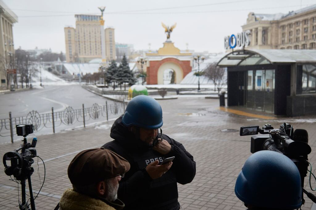 Periodistas en Kiev, Ucrania. (Photo by Pierre Crom/Getty Images)
