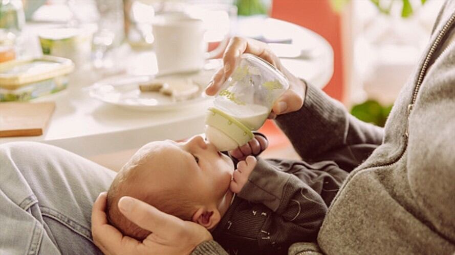 Chestfeeding, la técnica con la que los hombres trans amamantan a sus bebés. Foto: Getty Images