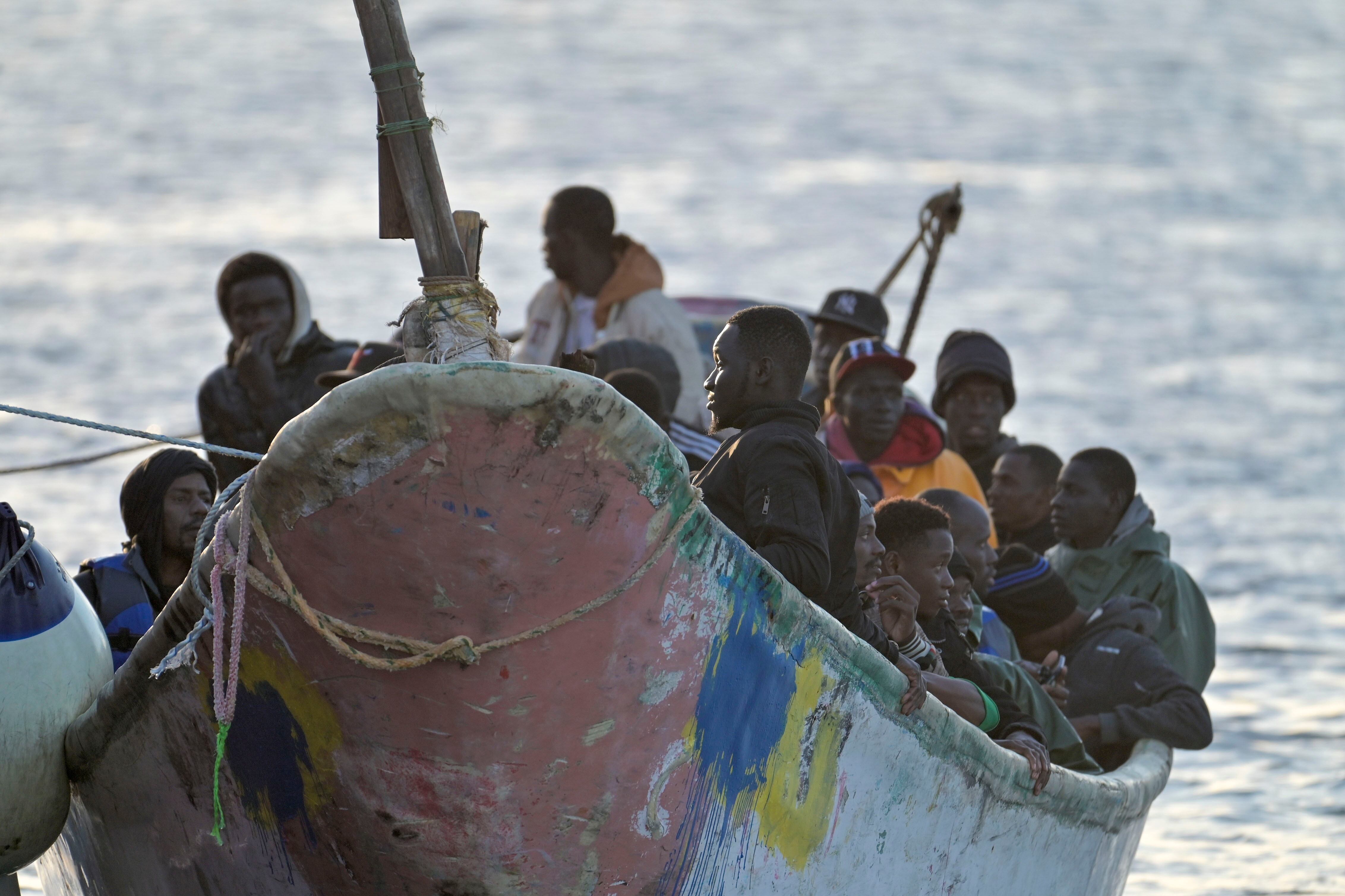 Cayuco con migrantes, imagen de referenica de EFE/ Gelmert Finol