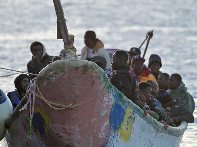 Cayuco con migrantes, imagen de referenica de EFE/ Gelmert Finol