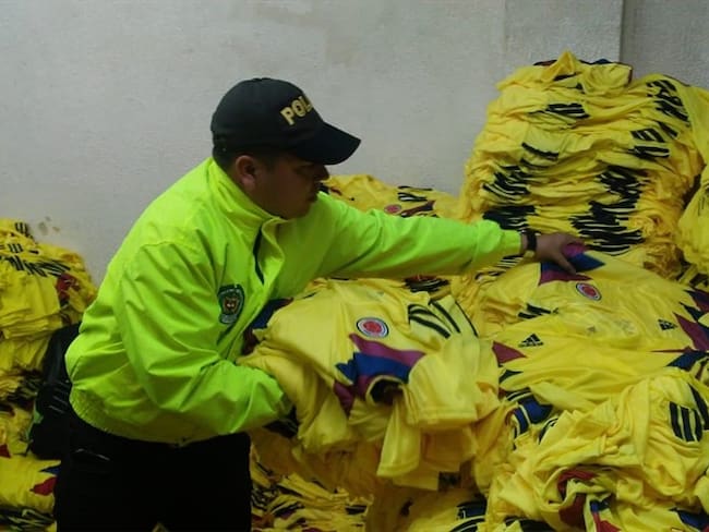 29 mil camisetas de la selección Colombia fueron incautadas. Foto: