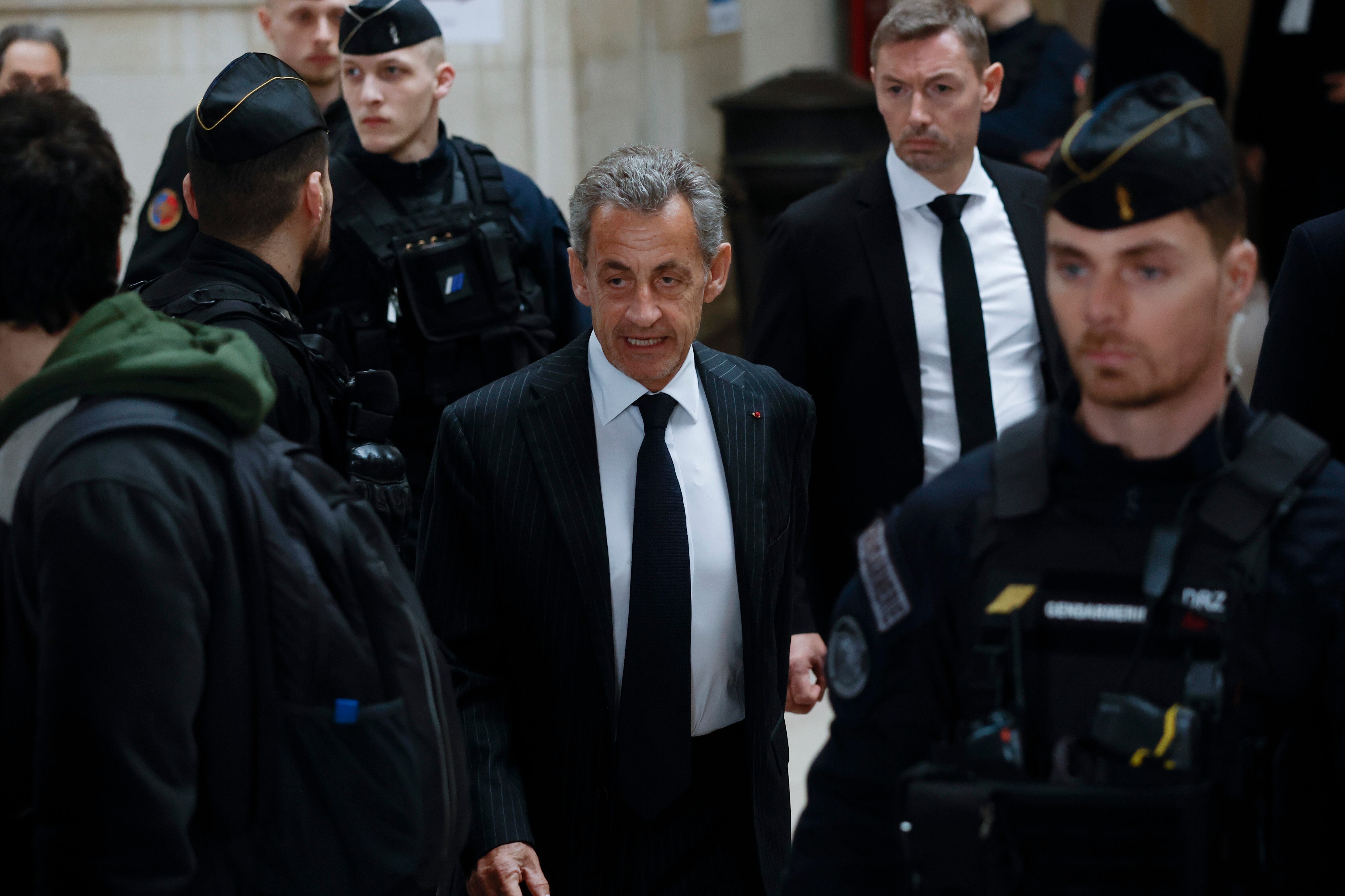 Paris (France), 14/02/2024.- Former French President Nicolas Sarkozy (C) arrives to the courthouse to attend a hearing in his appeal trial at the Justice Palace in Paris, France, 14 February 2024. Sarkozy appeals a one-year sentence in the Bygmalion affair for exceeding the electoral spending ceiling during his presidential campaign in 2012. (Francia) EFE/EPA/YOAN VALAT