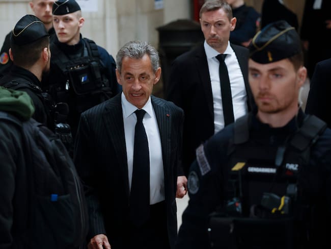 Paris (France), 14/02/2024.- Former French President Nicolas Sarkozy (C) arrives to the courthouse to attend a hearing in his appeal trial at the Justice Palace in Paris, France, 14 February 2024. Sarkozy appeals a one-year sentence in the Bygmalion affair for exceeding the electoral spending ceiling during his presidential campaign in 2012. (Francia) EFE/EPA/YOAN VALAT