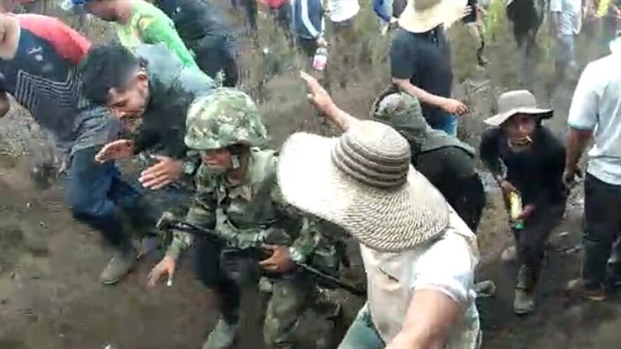 Los uniformados fueron rodeados por las comunidades, que denunciaron agresiones a un bien civil . Foto: Cortesía
