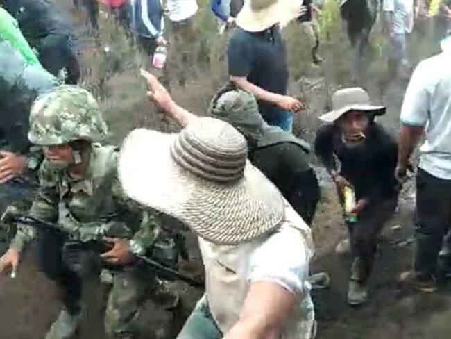 Los uniformados fueron rodeados por las comunidades, que denunciaron agresiones a un bien civil . Foto: Cortesía