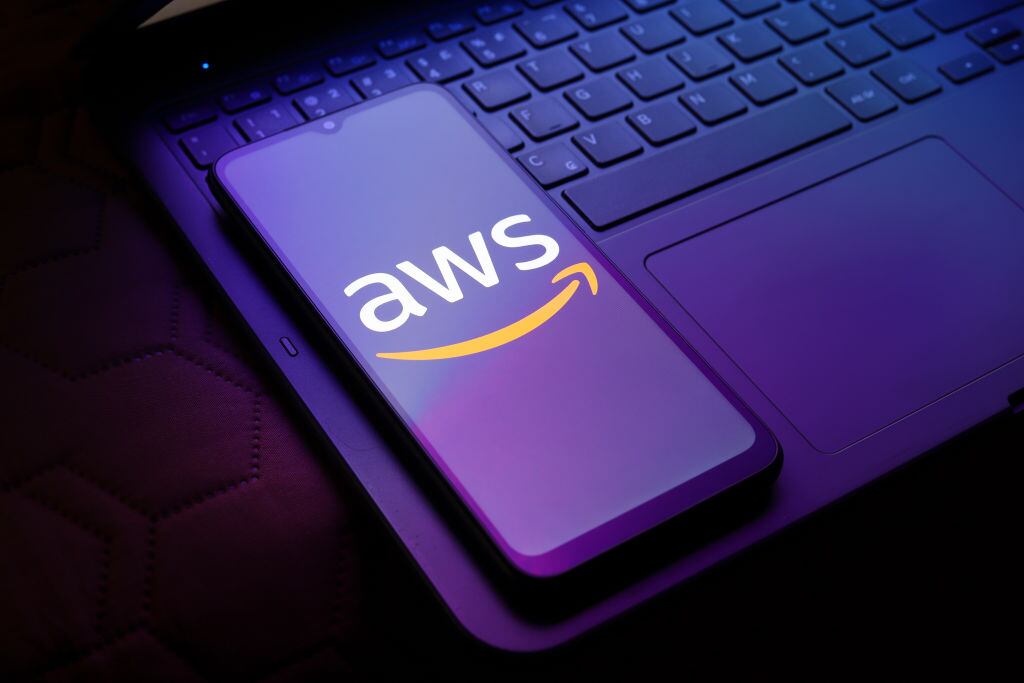 Logo de Amazon Web Services (AWS). I Foto: Jaque Silva/NurPhoto via Getty Images.