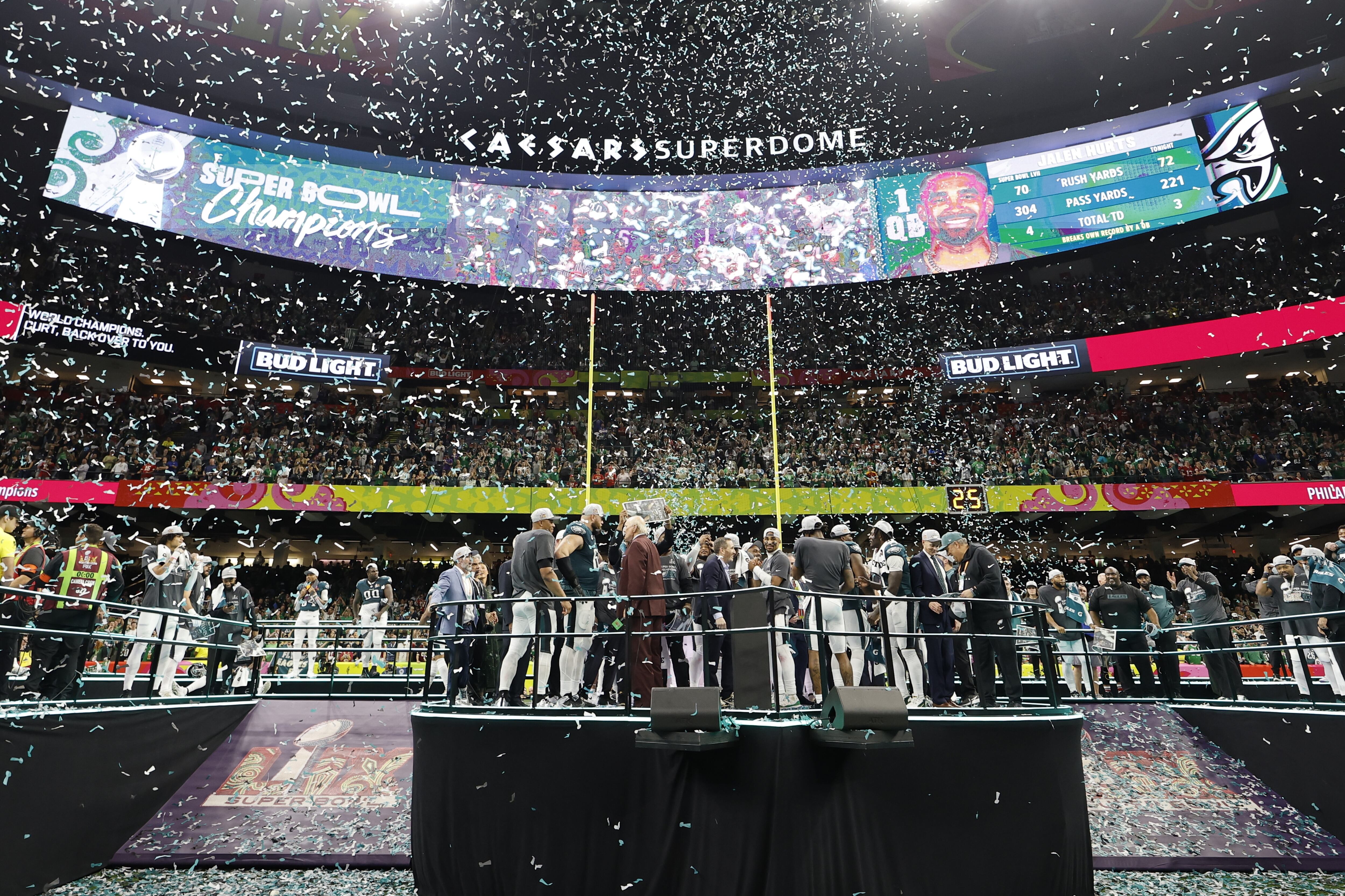 NUEVA ORLEANS (Estados Unidos), 10/02/2025.- Los Philadelphia Eagles celebran en el podio de los premios tras ganar la Super Bowl LIX contra los Kansas City Chiefs en el Caesars Superdome.