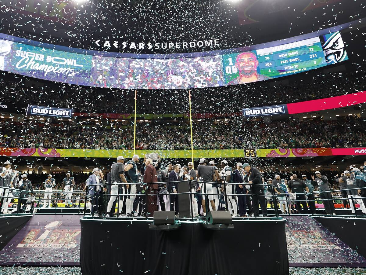 Los Philadelphia Eagles aplastan a los Kansas City Chiefs 40-22 en el Super Bowl frente a Trump