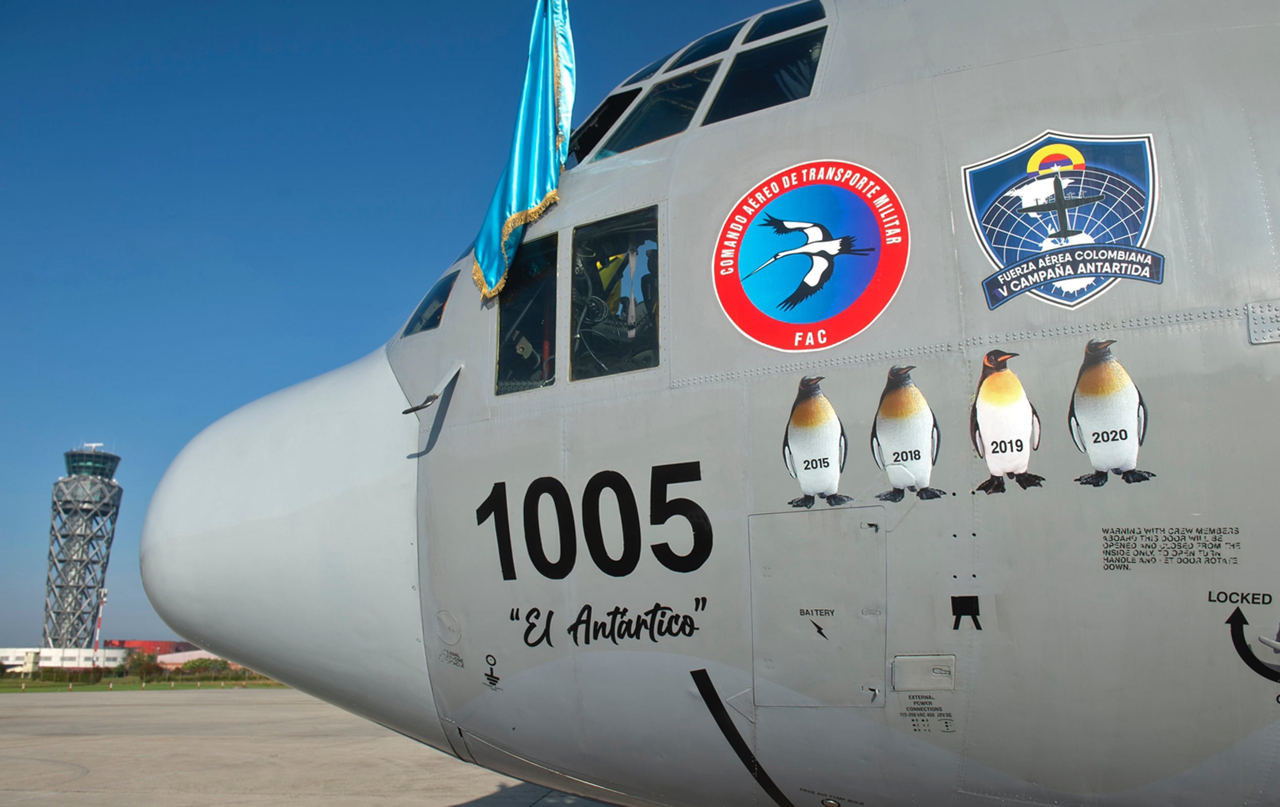 Avión donde viaja el equipo de militares a una expedición a la Antártida. Foto: EFE/ Ministerio de Defensa.