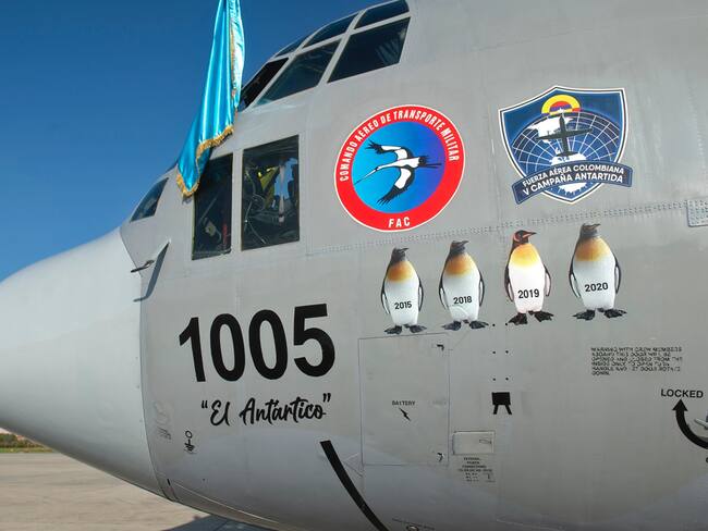 Avión donde viaja el equipo de militares a una expedición a la Antártida. Foto: EFE/ Ministerio de Defensa.