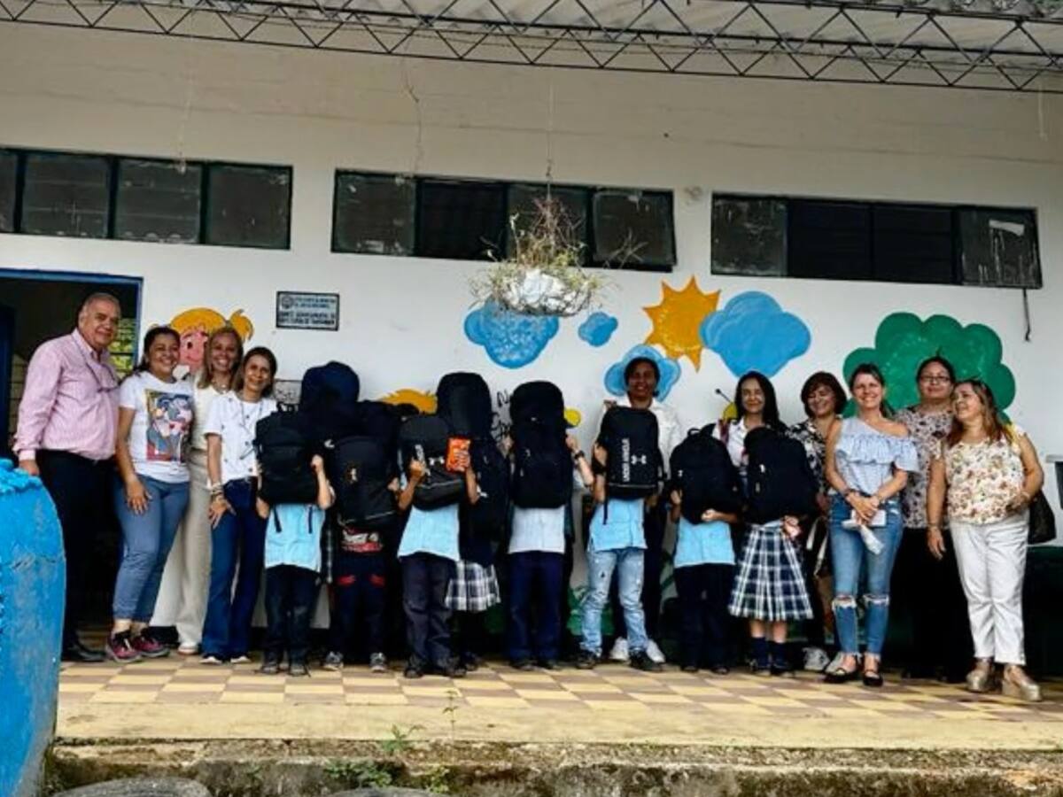 Maestra daba clases con pantalla y teclado dibujados en cartón: presidente Consejo Estado