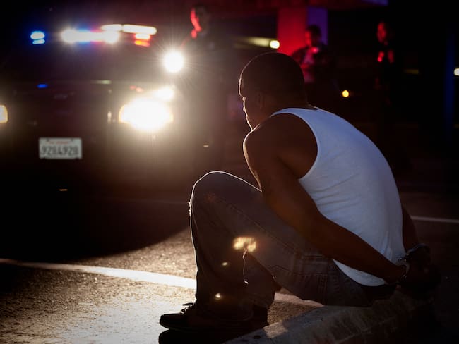 Referencia: Joven afroamericano y policía (Foto: Getty Imágenes)