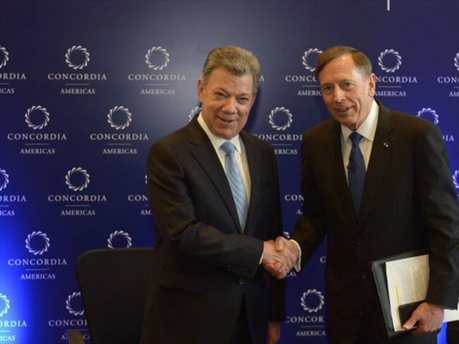 Juan Manuel Santos y David Petraeus, exdirector de la CIA. Foto: Twitter @JuanManSantos