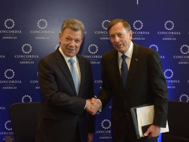 Juan Manuel Santos y David Petraeus, exdirector de la CIA. Foto: Twitter @JuanManSantos