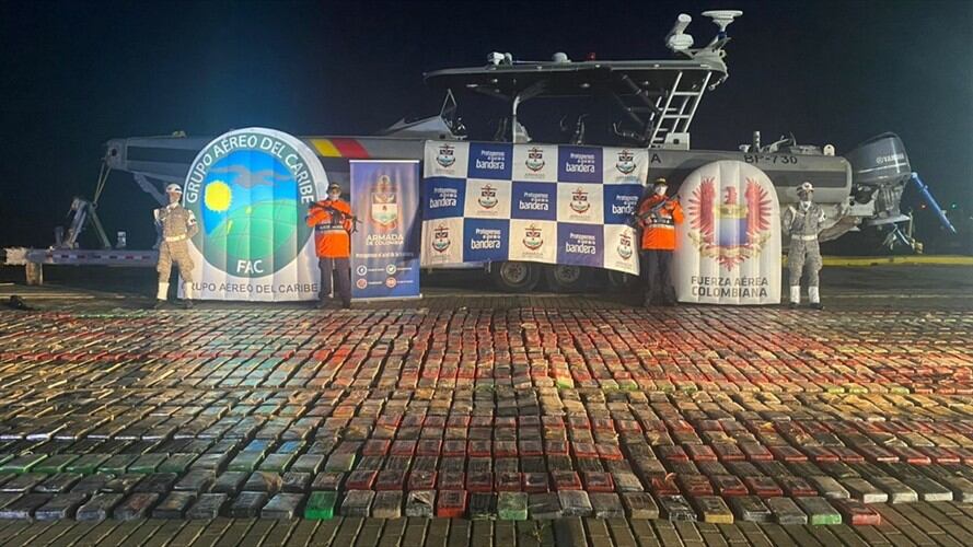 Incautan en San Andrés más de dos toneladas de cocaína transportada en una lancha. Foto: Twitter: @ArmadaNacional