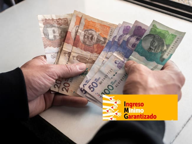 Persona con dinero colombiano de diferente denominación. Encima el logo de Ingreso Mínimo Garantizado / Fotos: GettyImages y Secretaría de Integración Social