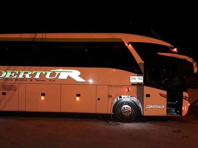 Un bus afiliado a la empresa de transporte Lidertur fue inmovilizado por la Policía de Tránsito y Transportes de Bucaramanga. Foto: Policía Nacional