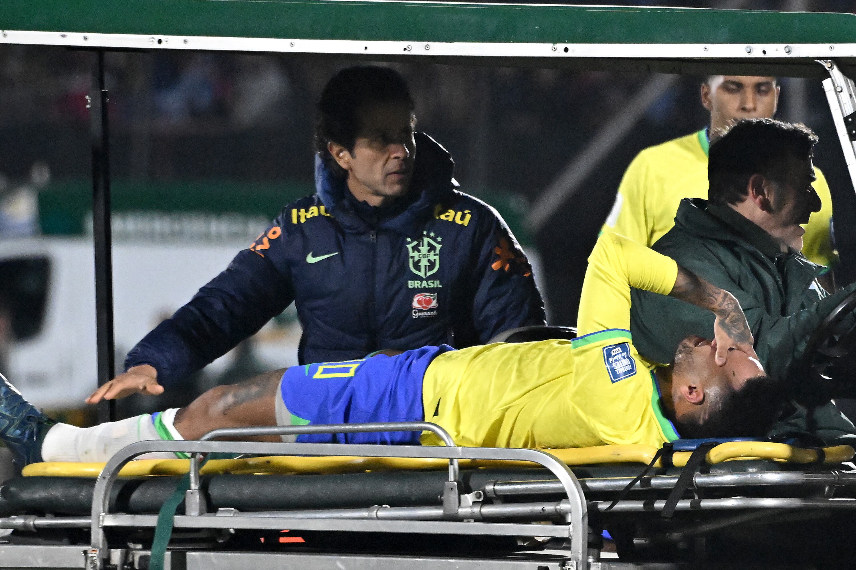 Neymar Jr. saliendo del terreno de juego en camilla por una lesíon en su rodilla izquierda. Foto: Guillermo Legaria/Getty Images