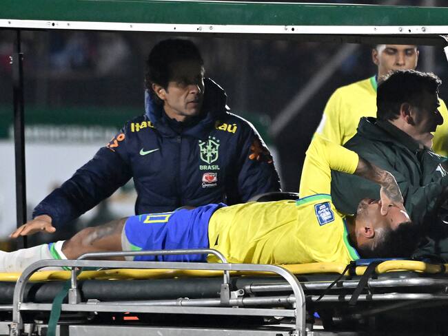 Neymar Jr. saliendo del terreno de juego en camilla por una lesíon en su rodilla izquierda. Foto: Guillermo Legaria/Getty Images