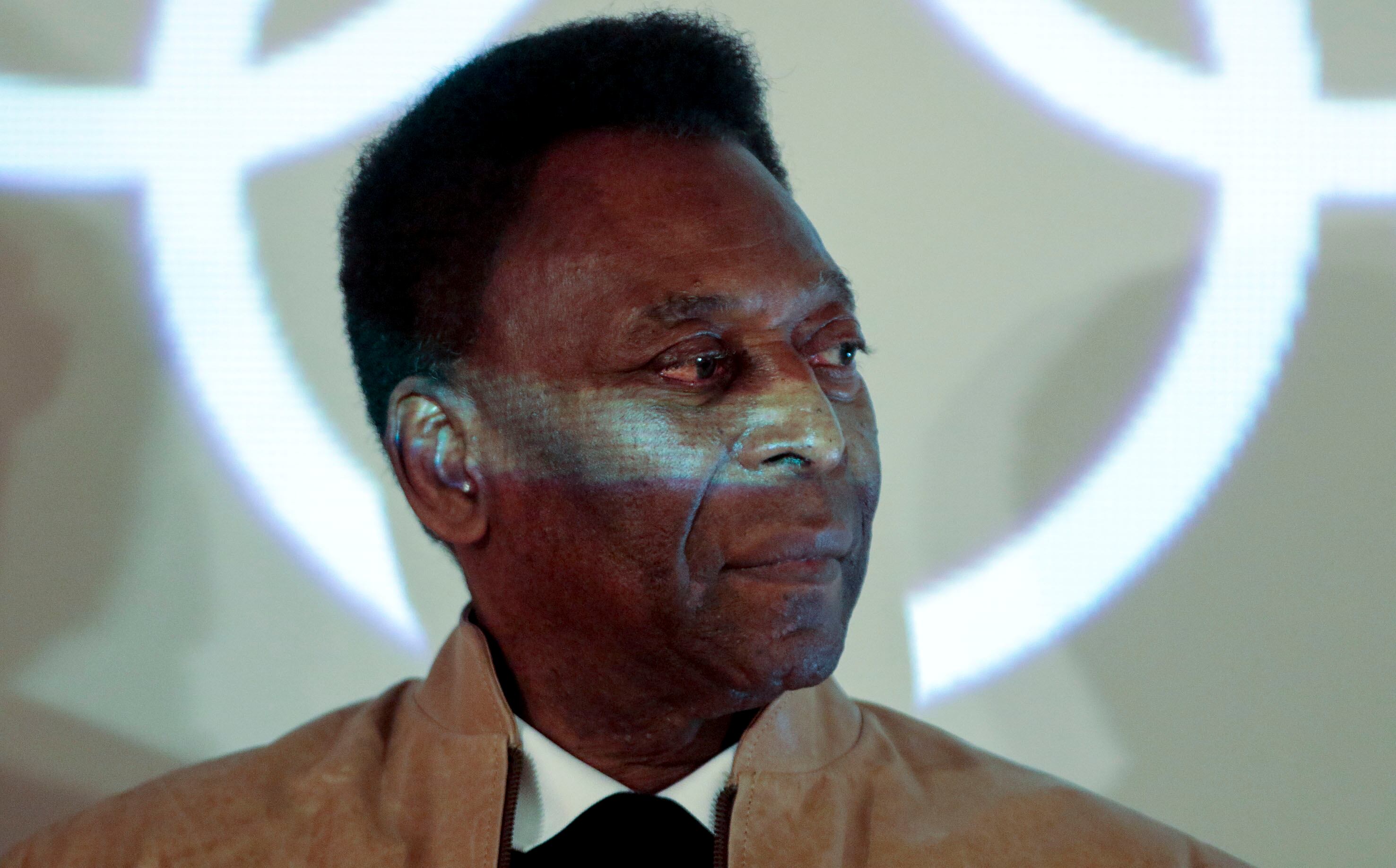 Edson Arantes do Nascimento, conocido como Pelé, posa después de ser condecorado con una Medalla de la Orden Olímpica en el Museo Pelé en Santos, Sao Paulo, Brasil, el 16 de junio de 2016. Vía Getty Images.