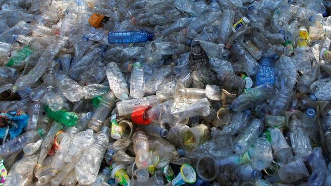 Varias investigaciones han concluido que se pueden usar botellas de plástico PET para producir fibras de poliéster.. Foto: Getty Images