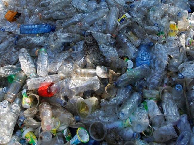 Varias investigaciones han concluido que se pueden usar botellas de plástico PET para producir fibras de poliéster.. Foto: Getty Images