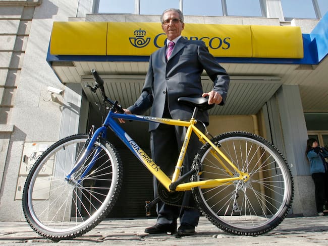 MADRID, 08/08/2023.- Fotografía de archivo (06/02/08), del exciclista Federico Martín Bahamontes, 'El Águila de Toledo', que ha fallecido este martes a los 95 años, será recordado, además de por su faceta escaladora, como el primer español que inscribió su nombre como ganador del Tour de Francia, en 1959. EFE/J.C.Hidalgo -La Agencia EFE dispone en su Fototeca (www.lafototeca.com) de imágenes de distintos momentos de la vida de Federico Martín Bahamontes. Las imágenes son accesibles en la plataforma www.lafototeca.com a través de la siguiente URL:http://bit.ly/1i58TPu